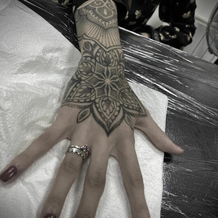 Foto de un tatuaje realizado por el tatuador Gennaro sacco en kaifa´s tattoo Studio Madrid, con estilo dotwork, con materiales cruelty free, tattoo en mano de mujer