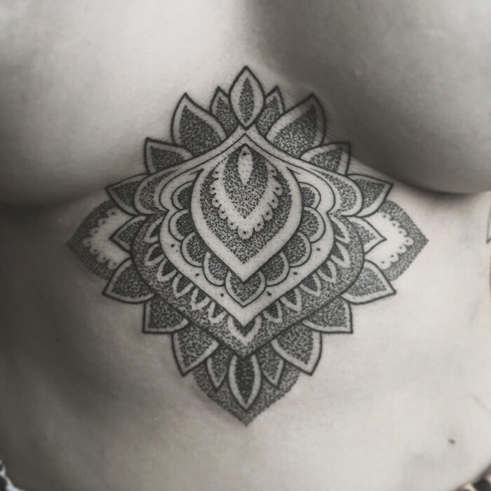 Foto de un tatuaje realizado por el tatuador Gennaro sacco en kaifa´s tattoo Studio Madrid, con estilo dotwork, con materiales cruelty free y veganos en el pecho de una mujer