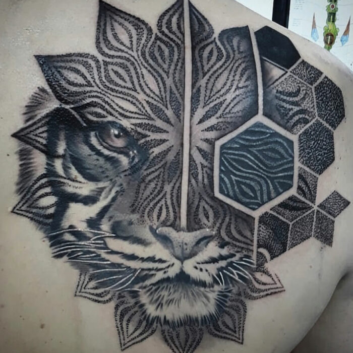 Foto de un tatuaje realizado por el tatuador Gennaro sacco en kaifa´s tattoo Studio Madrid, con estilo dotwork, con materiales cruelty free y veganos