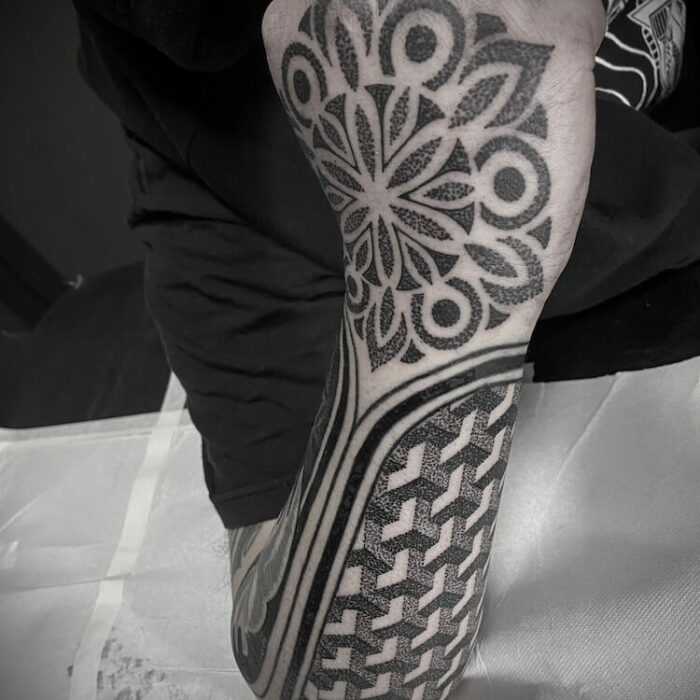 Foto de un tatuaje realizado por el tatuador Gennaro sacco en kaifa´s tattoo Studio Madrid, con estilo dotwork, con materiales cruelty free, tattoo ornamental