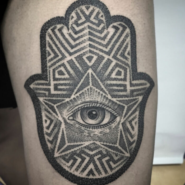 Foto de un tatuaje realizado por el tatuador Gennaro sacco en kaifa´s tattoo Studio Madrid, con estilo dotwork, con materiales cruelty free, diseño de mano de fatima hamsa hamse
