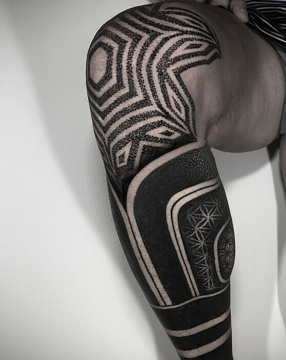 Foto de un tatuaje realizado por el tatuador Gennaro sacco en kaifa´s tattoo Studio Madrid, con estilo dotwork, con materiales cruelty free, tattoo en pierna y rodilla