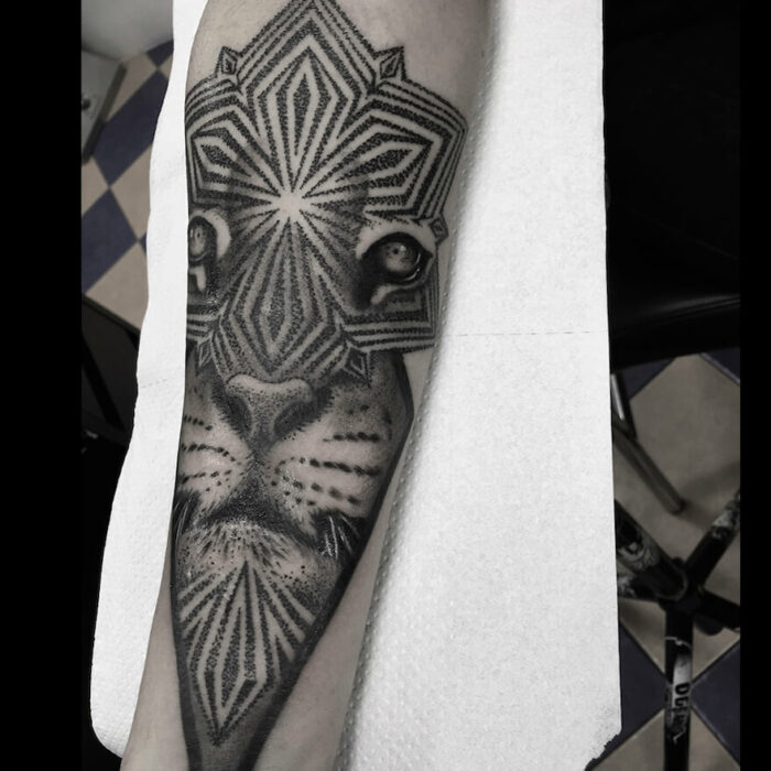 Foto de un tatuaje realizado por el tatuador Gennaro sacco en kaifa´s tattoo Studio Madrid, con estilo dotwork, con materiales cruelty free