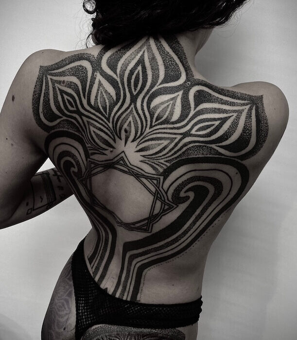 Foto de un tatuaje realizado por el tatuador Gennaro sacco en kaifa´s tattoo Studio Madrid, con estilo dotwork, con materiales cruelty free, tattoo cubriendo la espalda de una mujer joven