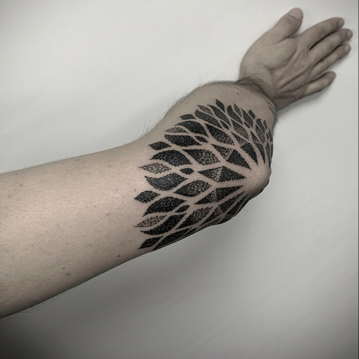 Foto de un tatuaje realizado por el tatuador Gennaro sacco en kaifa´s tattoo Studio Madrid, con estilo dotwork, con materiales cruelty free, en el codo