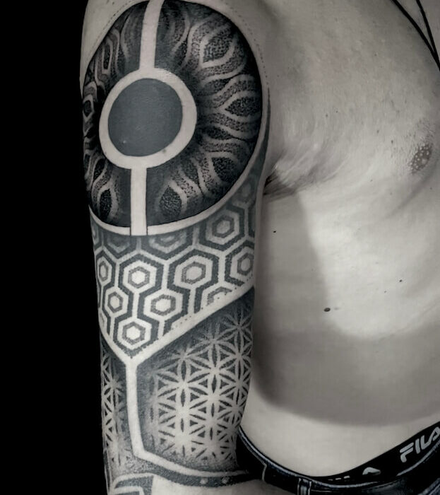 Foto de un tatuaje realizado por el tatuador Gennaro sacco en kaifa´s tattoo Studio Madrid, con estilo dotwork, con materiales cruelty free, tattoo en brazo de hombre