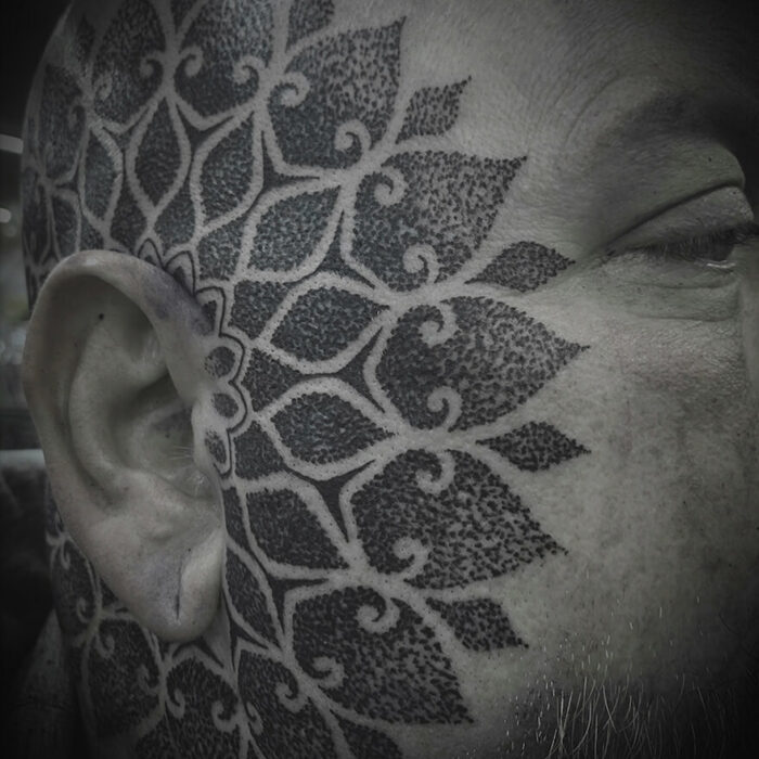 Foto de un tatuaje realizado por el tatuador Gennaro sacco en kaifa´s tattoo Studio Madrid, con estilo dotwork, con materiales cruelty free, tattoo en materal de la cara y cabeza