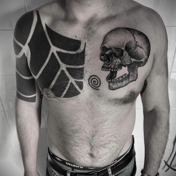 Foto de un tatuaje realizado por el tatuador Gennaro sacco en kaifa´s tattoo Studio Madrid, con estilo dotwork, con materiales cruelty free, tatoo en pecho de hombre con calavera