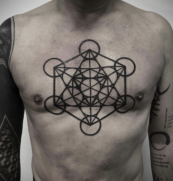 Foto de un tatuaje realizado por el tatuador Gennaro sacco en kaifa´s tattoo Studio Madrid, con estilo dotwork, con materiales cruelty free, tattoo en pecho de hombre