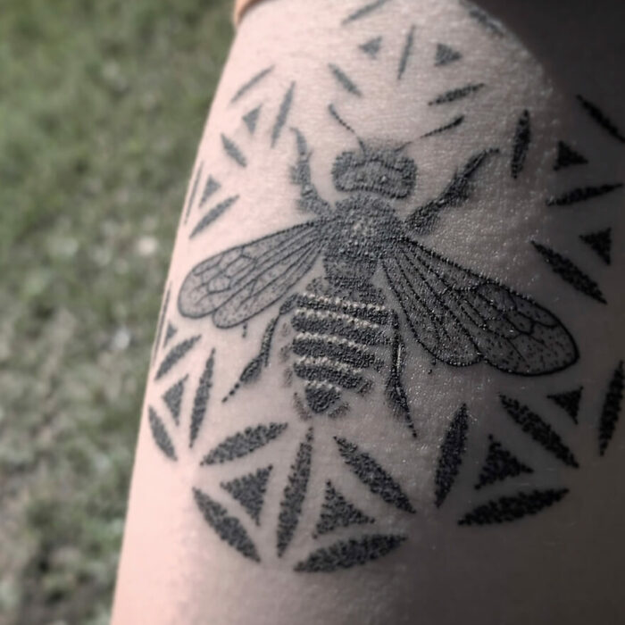 Foto de un tatuaje realizado por el tatuador Gennaro sacco en kaifa´s tattoo Studio Madrid, con estilo dotwork, con materiales cruelty free, diseño de abeja