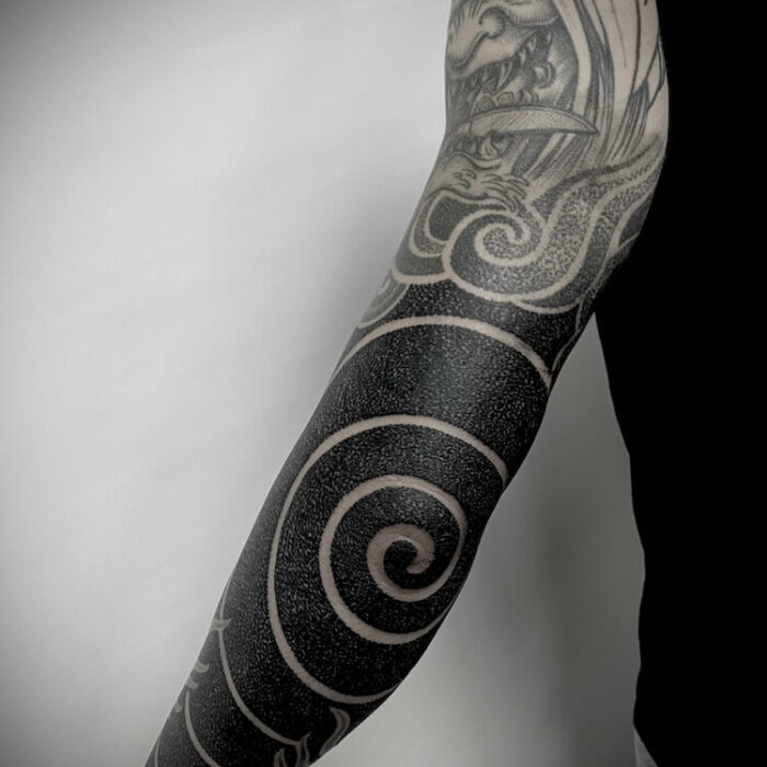 Foto de un tatuaje realizado por el tatuador Gennaro sacco en kaifa´s tattoo Studio Madrid, con estilo dotwork, con materiales cruelty free, tattoo en brazo y codo