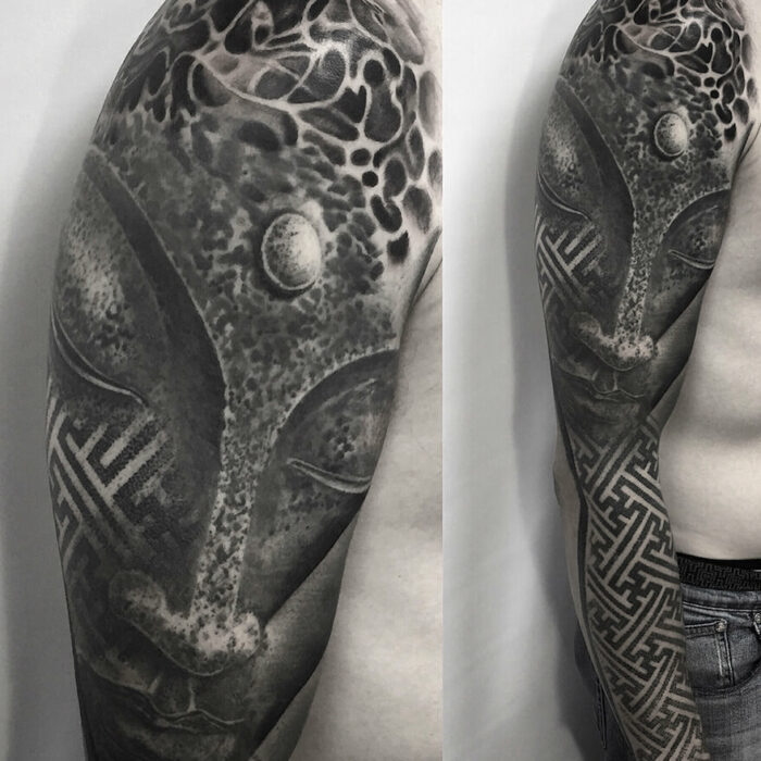 Foto de un tatuaje realizado por el tatuador Gennaro sacco en kaifa´s tattoo Studio Madrid, con estilo dotwork, con materiales cruelty free