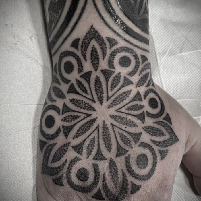 Foto de un tatuaje realizado por el tatuador Gennaro sacco en kaifa´s tattoo Studio Madrid, con estilo dotwork, con materiales cruelty free, tattoo en mano