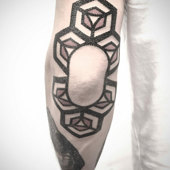 Foto de un tatuaje realizado por el tatuador Gennaro sacco en kaifa´s tattoo Studio Madrid, con estilo dotwork, con materiales cruelty free,