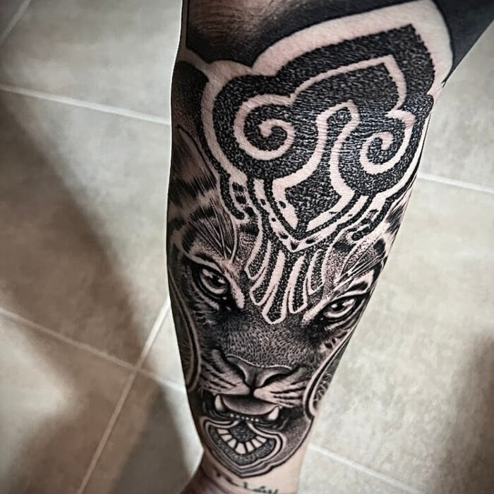 Foto de un tatuaje realizado por el tatuador Gennaro sacco en kaifa´s tattoo Studio Madrid, con estilo dotwork, con materiales cruelty free