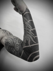 Foto de un tatuaje realizado por el tatuador Gennaro sacco en kaifa´s tattoo Studio Madrid, con estilo dotwork, con materiales cruelty free, tattoo en brazo hombre