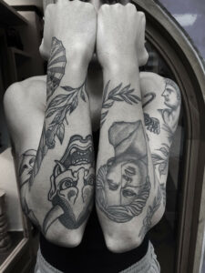 Foto de un tatuaje realizado por el tatuador Gennaro sacco en kaifa´s tattoo Studio Madrid, con estilo dotwork, con materiales cruelty free, tattoos en brazos