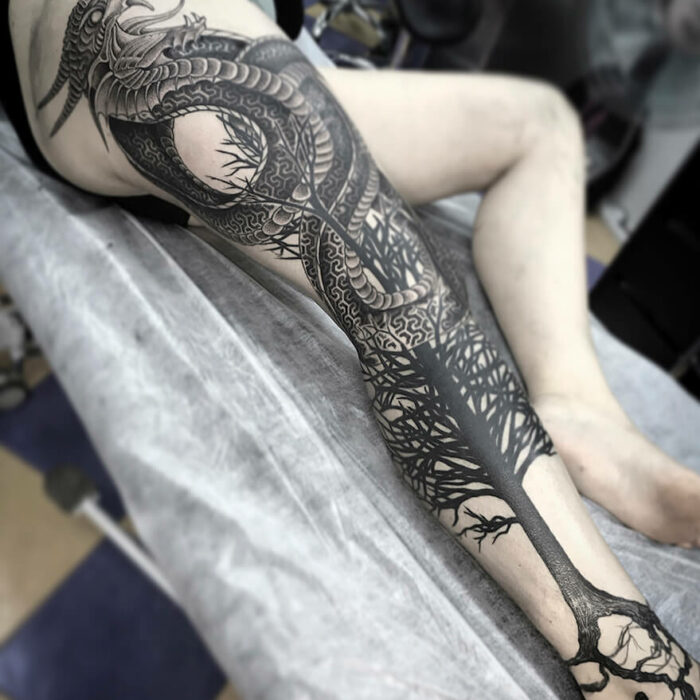 Foto de un tatuaje realizado por el tatuador Gennaro sacco en kaifa´s tattoo Studio Madrid, con estilo dotwork, con materiales cruelty free, en la zona de Moncloa