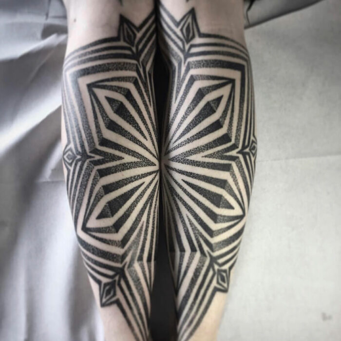 Foto de un tatuaje realizado por el tatuador Gennaro sacco en kaifa´s tattoo Studio Madrid, con estilo geometrico, con materiales cruelty free