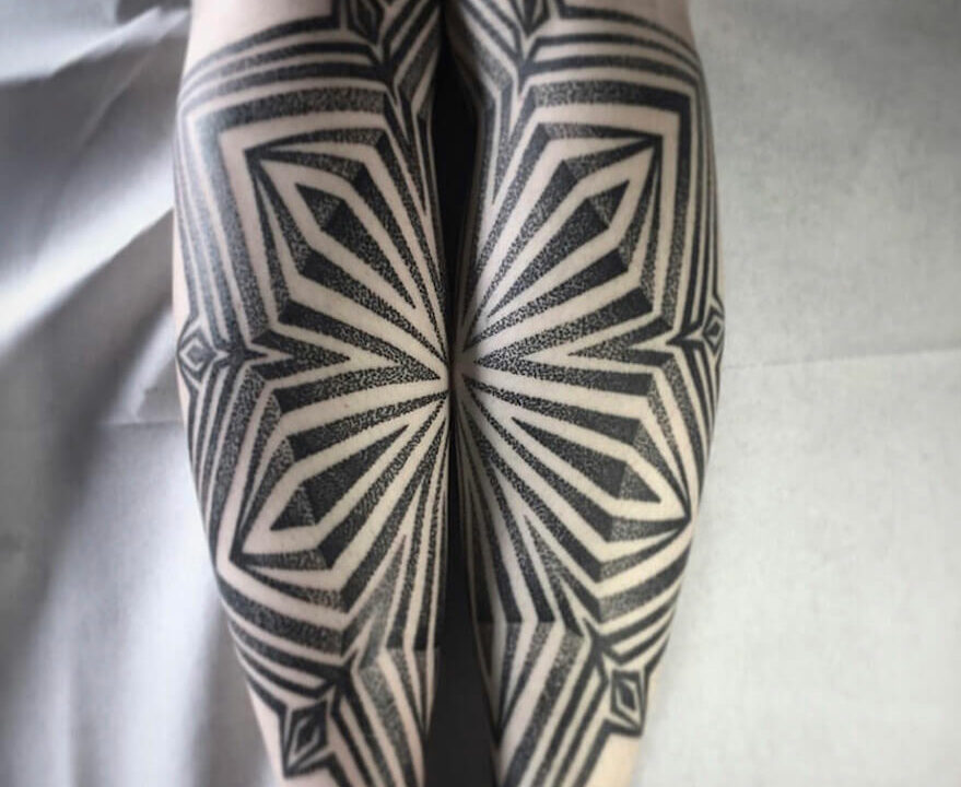 Foto de un tatuaje realizado por el tatuador Gennaro sacco en kaifa´s tattoo Studio Madrid, con estilo geometrico, con materiales cruelty free