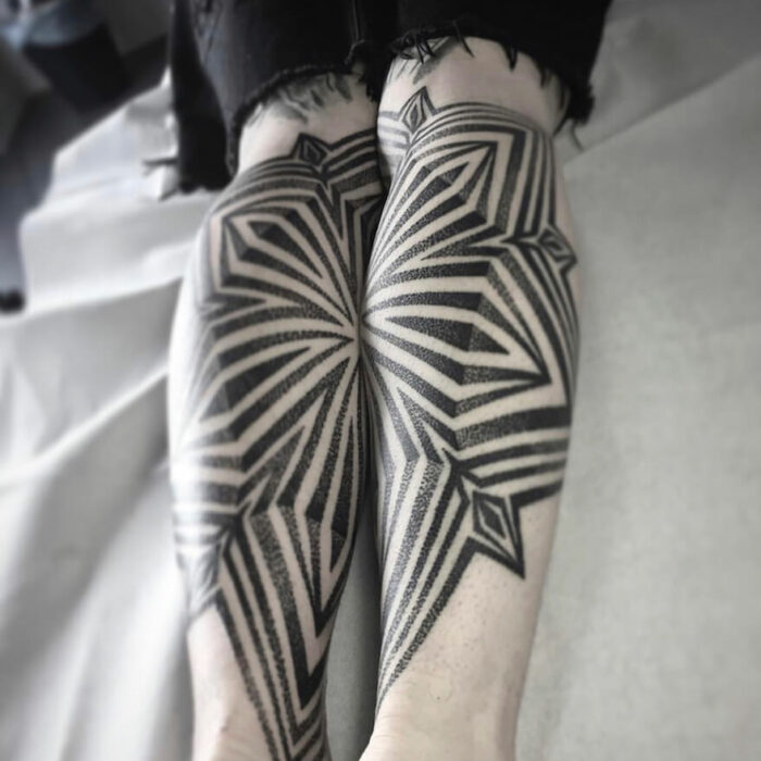 Foto de un tatuaje realizado por el tatuador Gennaro sacco en kaifa´s tattoo Studio Madrid, con estilo geometrico, con materiales cruelty free, tattoo en parte posterior de las piernas