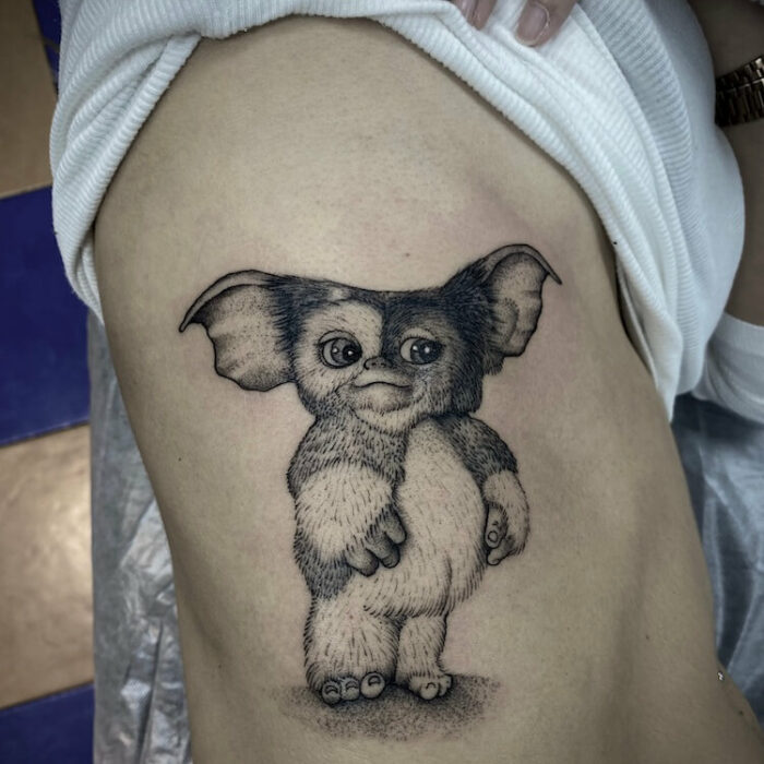 Foto de un tatuaje realizado por el tatuador Gennaro sacco en kaifa´s tattoo Studio Madrid, con estilo mandala, con materiales cruelty free, tattoo de gizmo de los gremlins
