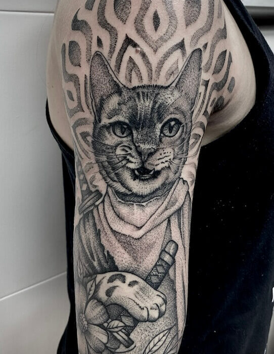 Foto de un tatuaje realizado por el tatuador Gennaro sacco en kaifa´s tattoo Studio Madrid, con estilo mandala de gato, con materiales cruelty free