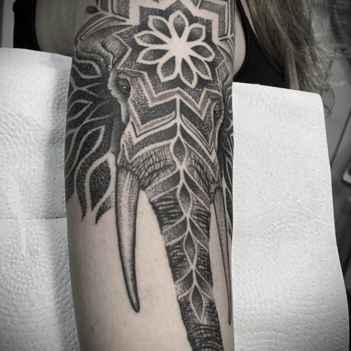 Foto de un tatuaje realizado por el tatuador Gennaro sacco en kaifa´s tattoo Studio Madrid, con estilo mandala, con materiales cruelty free