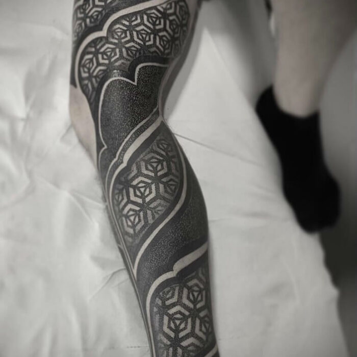 Foto de un tatuaje realizado por el tatuador Gennaro sacco en kaifa´s tattoo Studio Madrid, con estilo mandala, con materiales cruelty free, tattoo en pierna