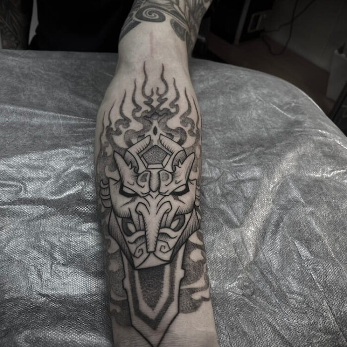 Foto de un tatuaje realizado por el tatuador Gennaro sacco en kaifa´s tattoo Studio Madrid, con estilo mandala, con materiales cruelty free