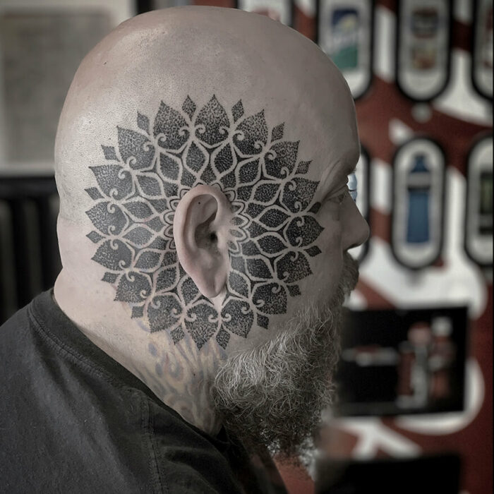 Foto de un tatuaje realizado por el tatuador Gennaro sacco en kaifa´s tattoo Studio Madrid, con estilo mandala, con materiales cruelty free, tattoo en lateral de cabeza, rodeando la oreja