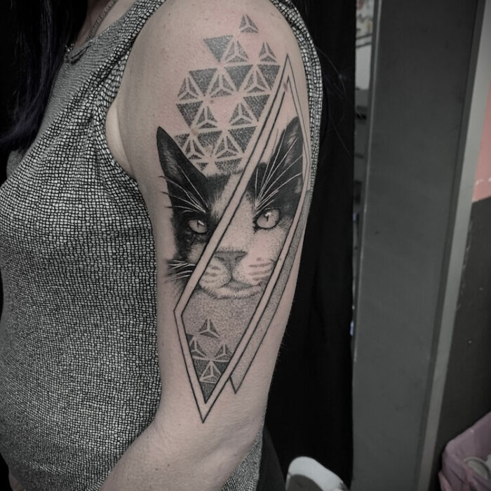 Foto de un tatuaje realizado por el tatuador Gennaro sacco en kaifa´s tattoo Studio Madrid, con estilo mandala, con materiales cruelty free, tatoo en brazo hombre