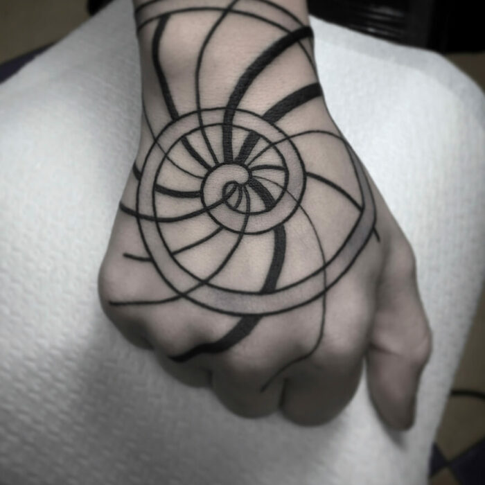 Foto de un tatuaje realizado por el tatuador Gennaro sacco en kaifa´s tattoo Studio Madrid, con estilo mandala, con materiales cruelty free, tattoo en mano