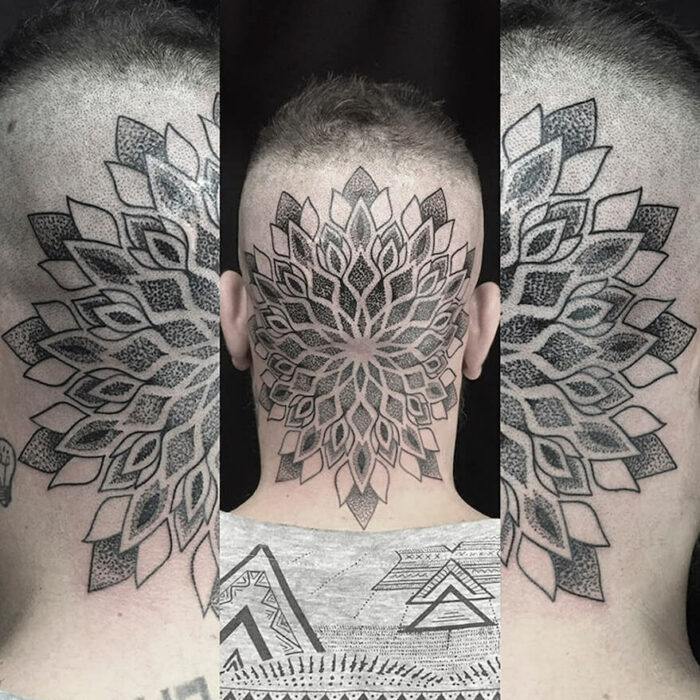 Foto de un tatuaje realizado por el tatuador Gennaro sacco en kaifa´s tattoo Studio Madrid, con estilo mandala, con materiales cruelty free, tattoo en parte trasera de la cabeza calva