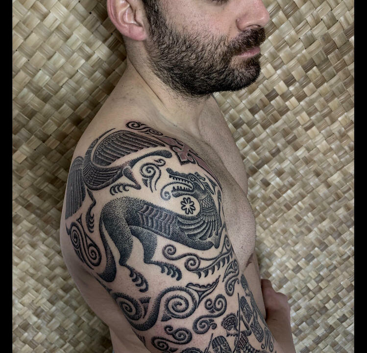 Foto del tatuaje hecho por el artista tatuador Totemikoh en Kaifa´s Tattoo Studio Madrid (Moncloa Chamberí) , estilo tribal, en brazo y hombro de un hombre